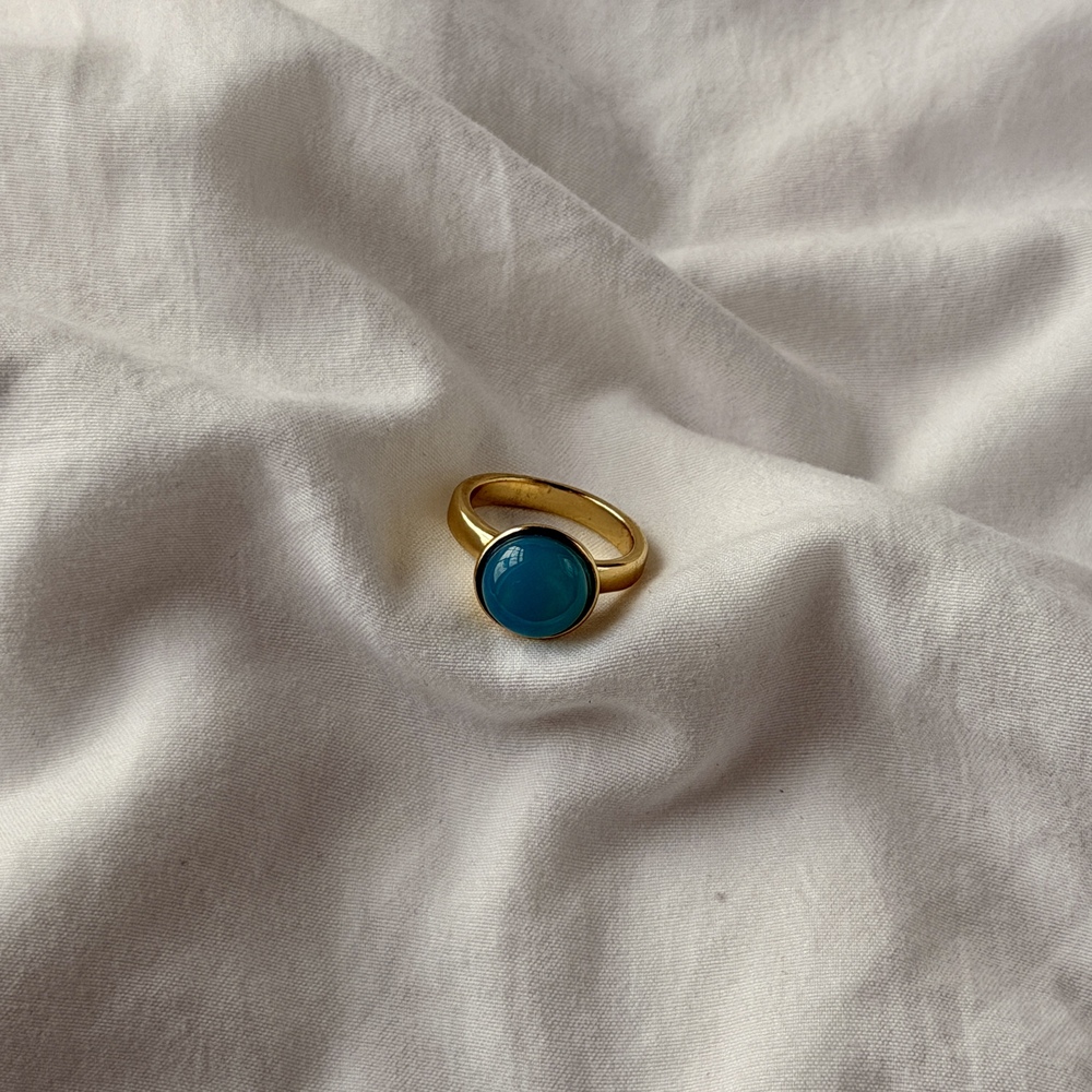 Cabochon Sky Blue Agate Solitaire Ring (US 6) - 18k Gold